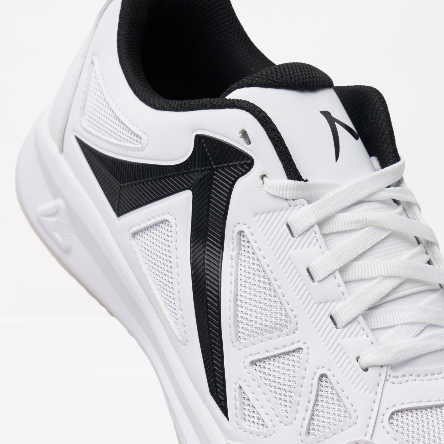 Takumi White/Black